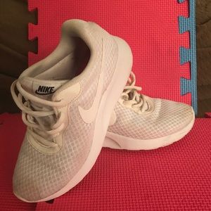 Size 5.5 Nike Tanjun Women's white